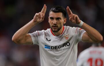 Rafa Mir – Delantero centro