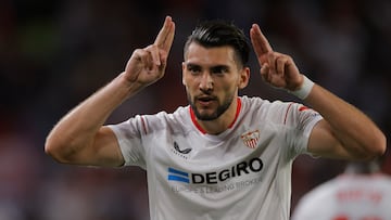 Rafa Mir – Delantero centro