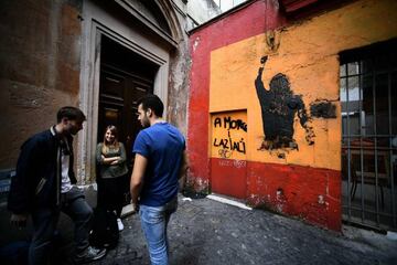 El mural situado en la Via della Madonna dei Monti. AFP PHOTO / FILIPPO MONTEFORTE