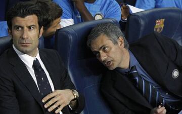 Luis Figo, junto a Mourinho en el Camp Nou.
