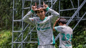 Lucca Vuoso festeja un gol con Santos Laguna.