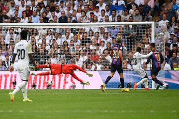 Ferran Torres, en el momento de anotar el gol del Barça.