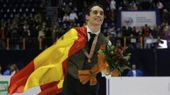 Javi Fern&aacute;ndez celebra su t&iacute;tulo de campe&oacute;n de Europa en Zagreb con su medalla de oro y  la bandera de Espa&ntilde;a.