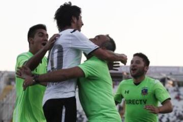 Colo Colo celebra su gol