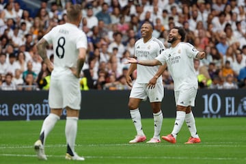 Marcelo y Baptista durante el partido ben谷fico de leyendas XII Coraz車n Classic Match Real Madrid-Borussia Dortmund.