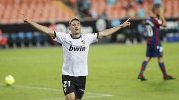 Manu Vallejo, celebra uno de sus dos goles al Levante.