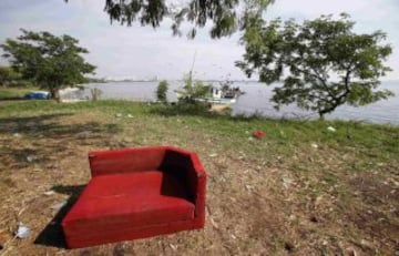 La ciudad de Río de Janeiro continúa recibiendo las críticas a nivel local y en el extranjero por el estado en el que se encuentran las aguas donde se tiene previsto realizar las competiciones como la maratón de natación, vela y los eventos de triatlón de los Juegos Olímpicos de 2016. Sin tratamiento de aguas residuales y llenas basura las playas de Copacabana y la Bahía de Guanabara, se encuentran en un estado desastroso