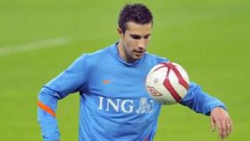 Van Persie irá a Wembley a pesar de sus molestias