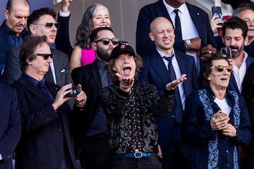 Mick Jagger y Ron Wood, dos de los tres miembros de los Rolling Stones, presenciaron el Clásico en Montjuïc, donde tuvieron su protagonismo. Antes de que comenzara el partido en el estadio se pudieron escuchar sus temas más emblemáticos y los jugadores del Barcelona lucieron en sus camisetas el logotipo de la lengua.
