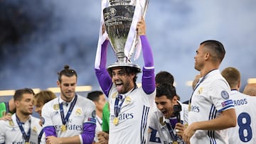CARDIFF, WALES - JUNE 03: Isco of Real Madrid celebrates with The Champions League trophy after the UEFA Champions League Final between Juventus and Real Madrid at National Stadium of Wales on June 3, 2017 in Cardiff, Wales. (Photo by Matthias Hangst/Getty Images)