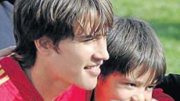 <b>PROGRESIÓN. </b>El lunes se entrenó con el Barça (izquierda). Ha jugado con Cataluña, la Sub-17 española y la Europea en la Meridian Cup. La revista UEFA le dedicó una portada.