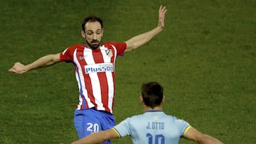 Juanfran disputando un balón ante el jugador del Celta Jonny.