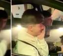Un aficionado da un susto y sorprende a Gavi: la reacción de Pedri en el coche es única