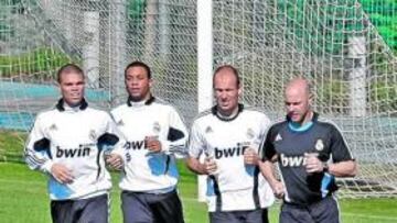 <b>APARTE. </b>Pepe, Marcelo y Robben junto al recuperador Lalín.