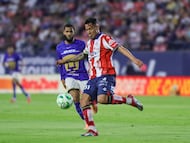 Olavio Vieira Dos Santos Junior Juninho (L) of Pumas fights fir the ball with Eduardo Aguila (R) of San Luis during the 15th round match between Atletico de San Luis and Pumas UNAM as part of the Liga BBVA MX Varonil, Torneo Clausura 2026 at Alfonso Lastras (Libertad Financiera) Stadium, on April 17, 2026 in San Luis Potosi, Mexico.