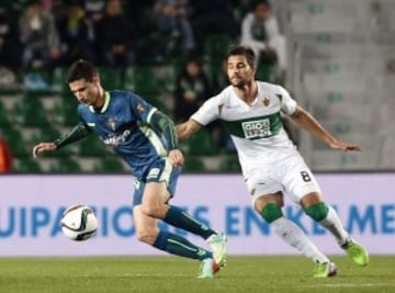 El centrocampista del Real Valladolid Omar Ramos con el balón ante el centrocampista del Elche Adrián González (d) durante el partido de vuelta de dieciseisavos de final de la Copa del Rey, disputado esta tarde en el estadio Martínez Valero. 