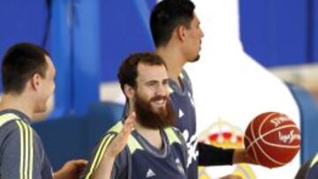 Sergio Rodríguez sonríe durante el entrenamiento.