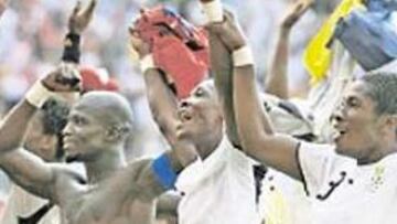 <b>PODEROSOS. </b>Appiah, sin camiseta en la foto, es el capitán africano.