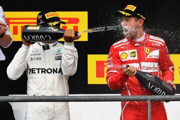 Lewis Hamilton y Sebastian Vettel en el pódium del GP de Bélgica. 