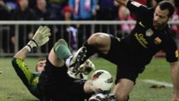 <b>OCASIÓN. </b>Arda le puso un balón a Falcao, pero Víctor Valdes salió a por la pelota y le ganó la partida al colombiano. El delantero rojiblanco cayó en el intento.