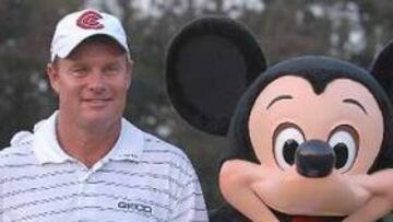<b>FUNAI CLASSIC. </b>Joe Durant con el trofeo junto a Mickey Mouse.