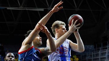 GRAF6403. ANDORRA LA VELLA, 13/05/2018.-El pívot serbio del MoraBanc Andorra, Oliver Stevic (i), pelea por el rebote contra el alero estadounidense del Delteco GBC, Jordan Swing (d), durante el partido de la Liga Endesa correspondiente a la jornada