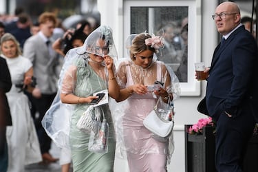 El Aintree Grand National es la carrera ecuestre de obstáculos más importante del Reino Unido. Hoy se celebra el Ladies Day, donde los sombreros y el glamour se convierten en los protagonistas.