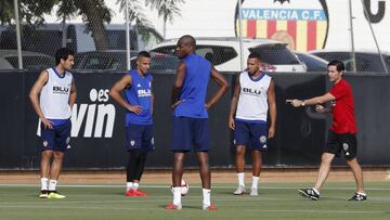 Rodrigo atiende a su entrenador, Marcelino, en el entrenamiento de ayer.