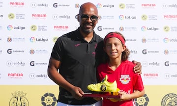 Zidane Yáñez recibiendo el premio de MVP en un torneo organizado por Villarreal. Allí defendía a NY Red Bulls.