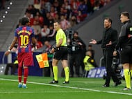 MADRID, 04/04/2026.- El técnico argentino del Atlético de Madrid, Diego Pablo Simeone, durante el partido de la jornada 30 de LaLiga EA Sports que Atlético de Madrid y FC Barcelona disputan este sábado, en el Estadio Riyadh Air Metropolitano de la capital española. EFE/ Mariscal
