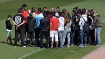 Reunión entre Bukaneros y Paco y jugadores del Rayo Vallecano.