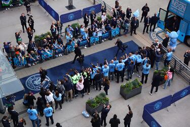 Unos pocos privilegiados pudieron disfrutar de la llegada del City al Etihad Stadium antes de la semifinal. 