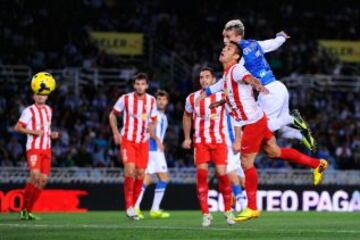 Antoine Griezmann de la Real Sociedad y Rafael Ramos del Almería.