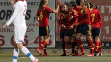 Las espa&ntilde;olas celebran el tercer gol, marcado por Marta Corredera. 