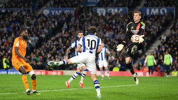 Lunin repele un remate de Oyarzbal en el minuto 49 del partido de ida en el Reale Arena en la eliminatoria que enfrentó a Real Sociedad y Real Madrid en la Copa del Rey 2024-2025.