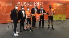 Los ciclistas del Euskaltel-Euskadi Mikel Bizkarra y Mikel Aristi posan con la nueva equipaci&oacute;n del equipo para la temporada 2022.