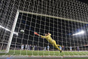 1-0. Messi marcó el primer gol en un lanzamiento de falta directa.