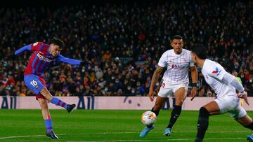 Pedri marca ante el Sevilla.