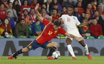 Marcos Alonso disputa un bal&oacute;n con Sterling en el Espa&ntilde;a-Inglaterra de la Liga de Naciones disputado en Sevilla.
