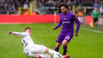 Antwerp's Belgian defender Semm Renders (L) and Anderlecht's Mexican forward Cesar Huerta fight for the ball during a Belgian Pro League football match between RSC Anderlecht and Royal Antwerp FC in Brussels on February 9, 2025. (Photo by VIRGINIE LEFOUR / Belga / AFP) / Belgium OUT