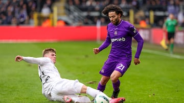 Antwerp's Belgian defender Semm Renders (L) and Anderlecht's Mexican forward Cesar Huerta fight for the ball during a Belgian Pro League football match between RSC Anderlecht and Royal Antwerp FC in Brussels on February 9, 2025. (Photo by VIRGINIE LEFOUR / Belga / AFP) / Belgium OUT