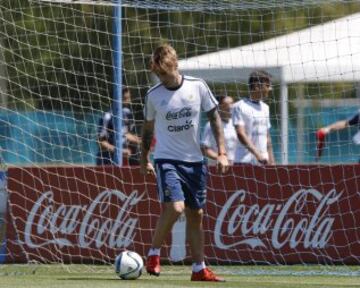 Argentina hizo su última práctica en el predio de Ezeiza antes de viajar a Colombia. Higuaín entrenó con normalidad, Lamela lo hizo aparte.