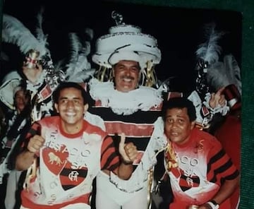 Tejeda, junto a dos hinchas de Flamengo, en el carnaval de Río, en 1995.