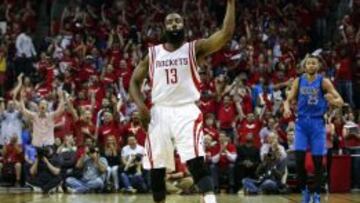 James Harden festeja tras anotar un triple, el &uacute;nico que logr&oacute;.