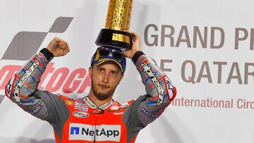 Andrea Dovizioso, con el trofeo de ganador en Losail.
