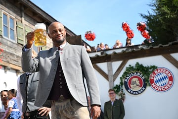 Vincent Kompany, desde mayo de 2024 dirige al Bayern de Múnich de la Bundesliga de Alemania, durante la fiesta del Oktoberfest celebrado en Munich.