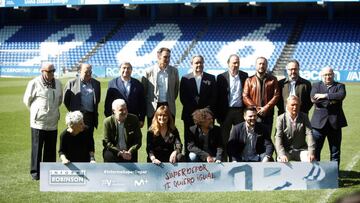 GRAF891. LA CORUÑA, 27/03/2019.- Fotografía de familia de los asistentes al preestreno de "Informe Robinson: SúperDépor, te quiero igual".- EFE/Cabalar