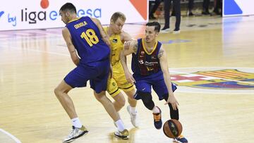 Thomas Heurtel se aprovecha de un bloqueo de Pierre Oriola durante el partido que ha enfrentado al Baarcelona y al Tenerife, correspondiente a la novena jornada de la ACB