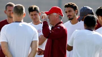 Ancelotti, durante una sesión, da la charla.