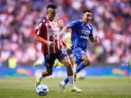 Guadalajara's forward #25 Roberto Alvarado runs with the ball during the Liga MX Clausura football match between Cruz Azul and Guadalajara at the Cuauhtemoc Stadium in Puebla, Mexico on February 21, 2026. (Photo by Jacobo PEREZ / AFP)